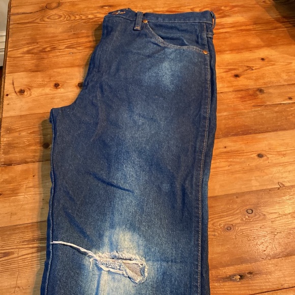 Wrangler Distressed Jeans - Picture 2 of 7